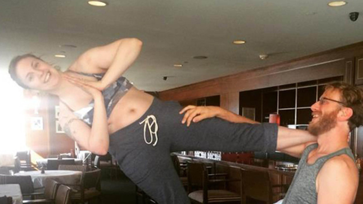 Lena Dunham gör lite yoga. 