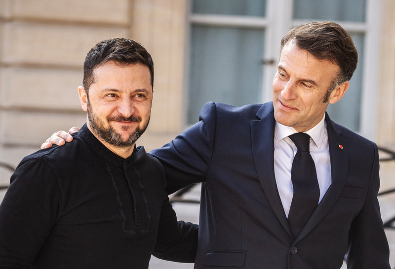 Ukrainas president Volodymyr Zelenskyj och Frankrikes president Emmanuel Macron i Kiev på lördagen.