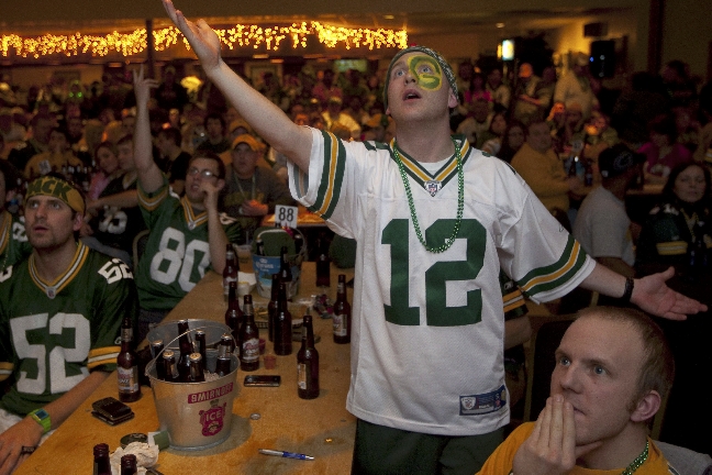 Fansen hyllar sin nya hjälte, Aaron Rodgers. Fansen hyllar sin nya hjälte, Aaron Rodgers.