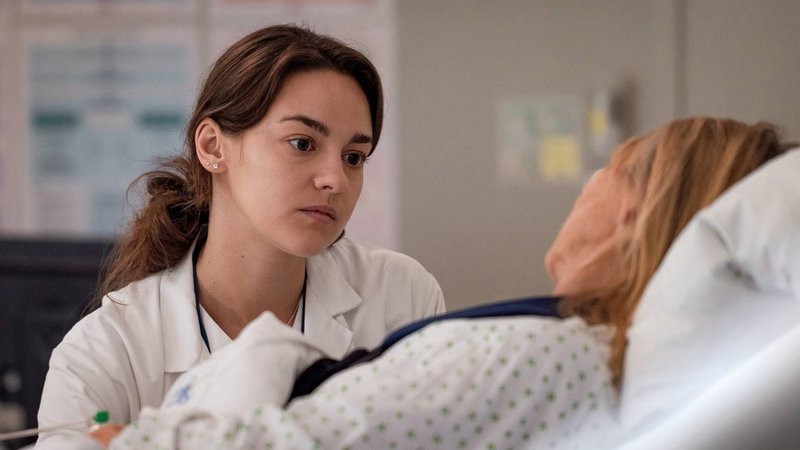 Nyblivna läkaren Petra (Elpida Stojcevska) tvingas ta alldeles för stort medicinskt ansvar i norska läkarserien "Still breathing"