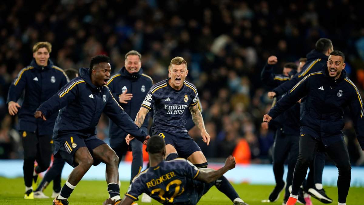 Real Madrid-spelarna firar avancemanget till semifinal i Champions League efter att Antonio Rüdiger satt den avgörande straffen i kvartsfinalen mot Manchester City.