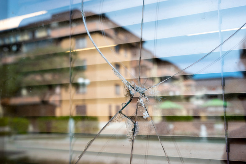 Mannen misstänks bland annat för inblandning i ett mordförsök i Enskededalen i södra Stockholm i januari 2023.