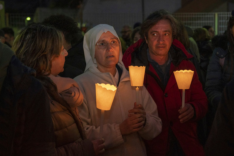 Invånare i Crotone höll i måndags kväll en procession för att hedra offren i fartygsförlisningen.