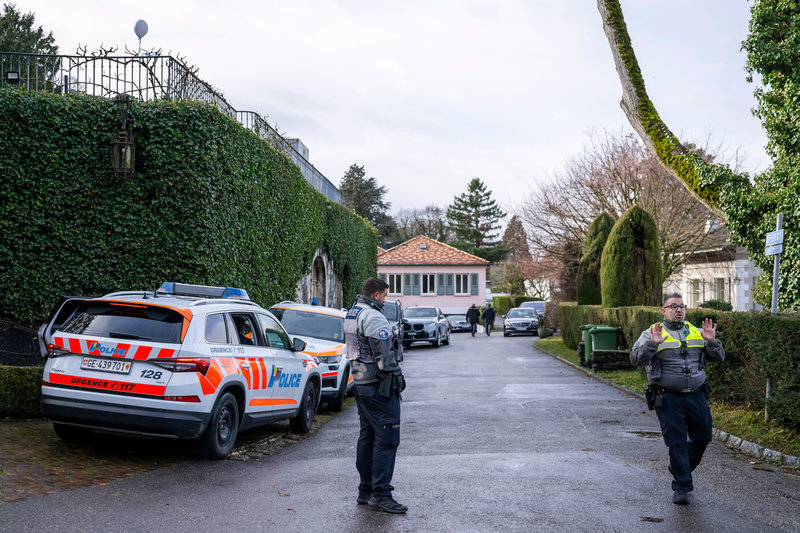 Polis nära Omans ambassadörs residens i Genève, där förra veckans indirekta samtal mellan USA och Iran hölls.