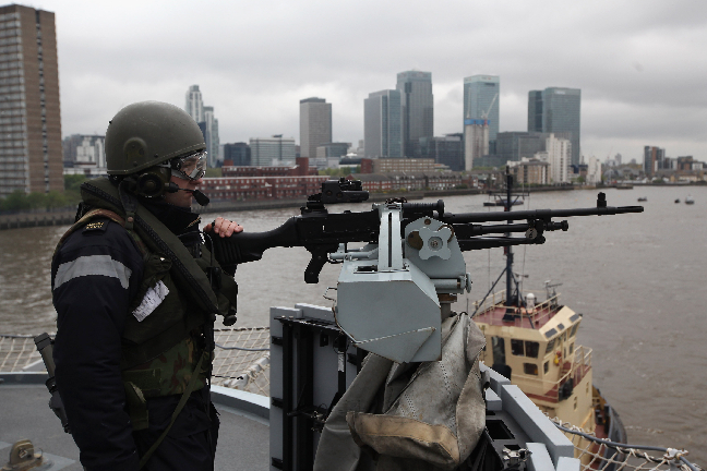 En soldat står beredd på en av brittiska flottans fartyg.