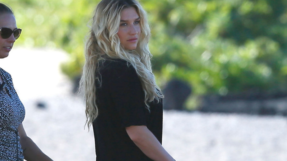 Kesha plåtas i Hawaii.