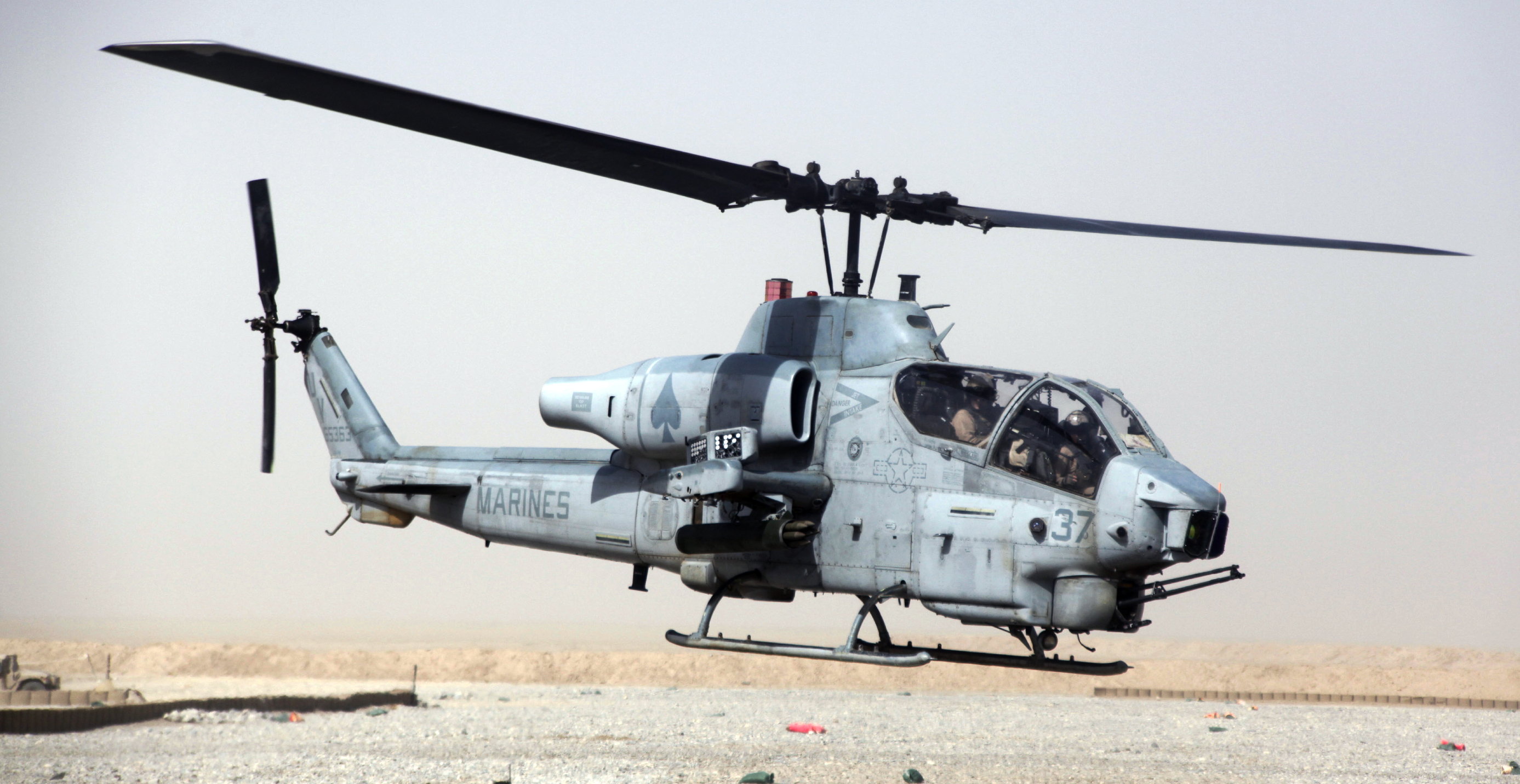 Stridshelikoptern av modellen AH-1W, även kallad Cobra-helikopter kraschade efter en kollision. Helikoptern väger över 2,500 kilo.