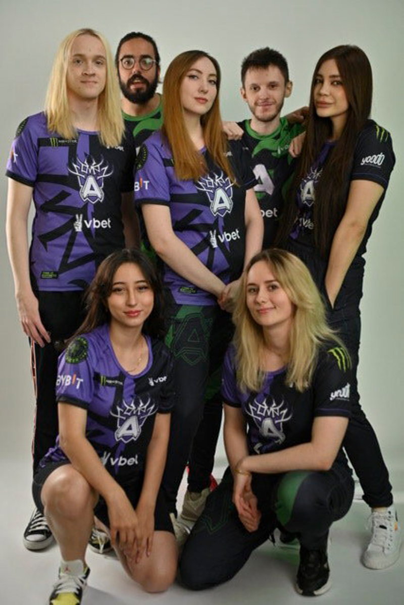 Bakre raden från vänster Tina 'Joliinaa' Agéli, Alejandro 'Rayzz' Montaner Roig (assisterande tränare), Laure 'Xaline' Mateos, Daniel 'Yugami“ Cama Hidalgo (tränare), Maria '6sonya' Istrate. Främre raden: Ece 'Kuripuuya' Selin Balikdere, Weronika 'speedowka' Dabrowska. Pressbild.