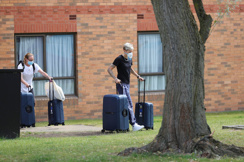 Lina Hurtig lämnar spelarhotellet i Sheffield dagen efter Sveriges semifinaluttåg mot England.