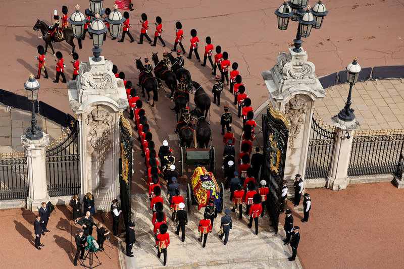 Kistan med drottning Elizabeths stoft lämnar Buckingham Palace.
