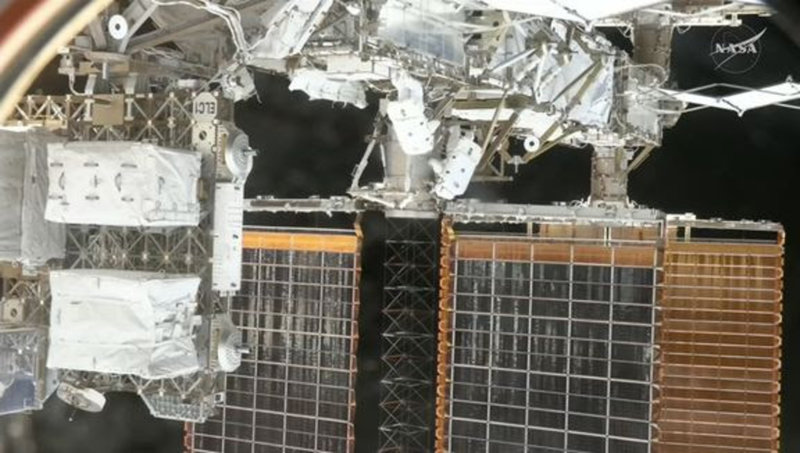 Astronauten Jessica Meir utför arbeten på rymdstationen tillsammans med kollegan Chris Williams. Pressbild.