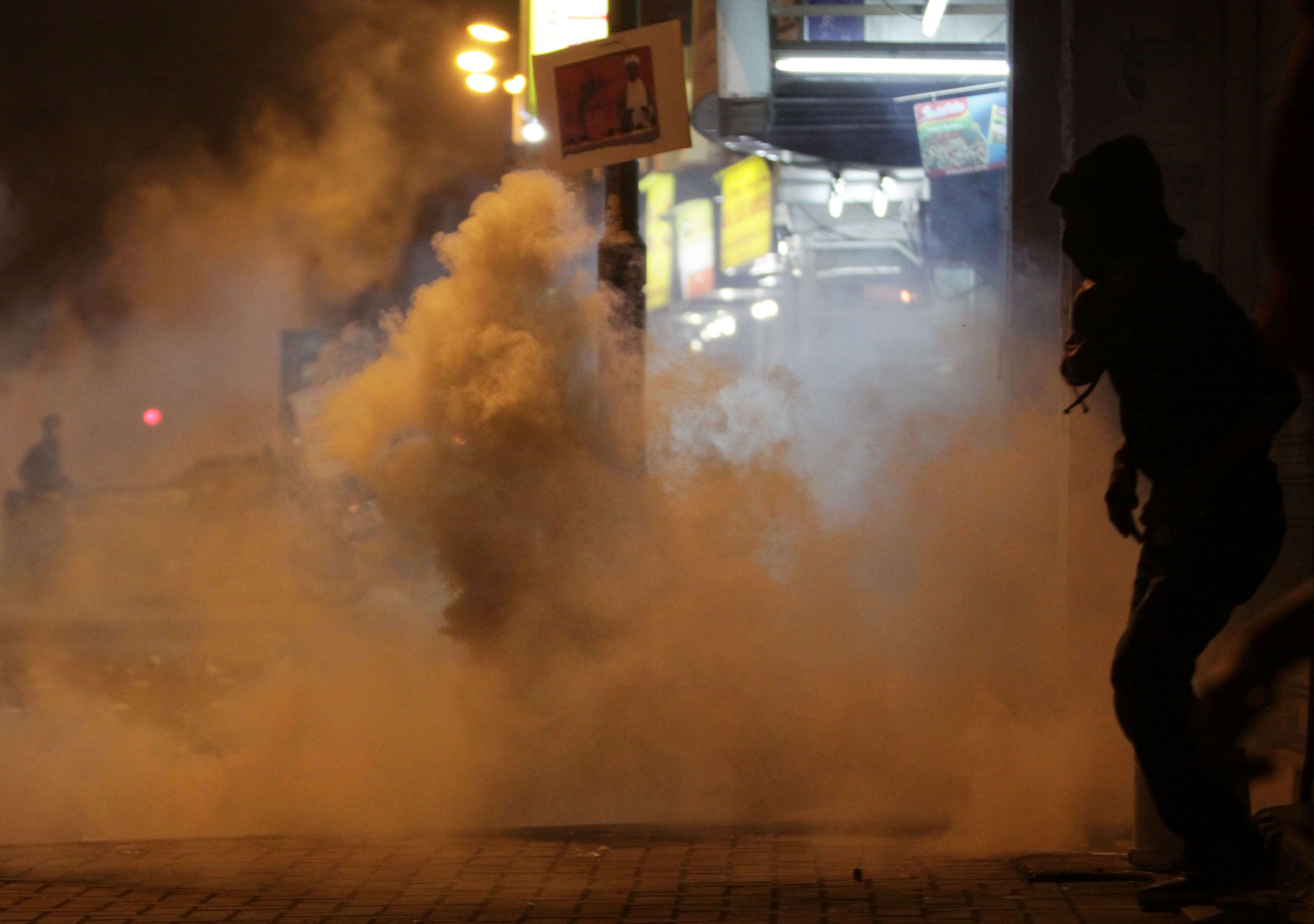 Tårgasen ligger tät i staden Daih i Bahrain. Nu ska den svenska polisen få använda tårgas även utomhus, något som inte varit tillåtet tidigare.