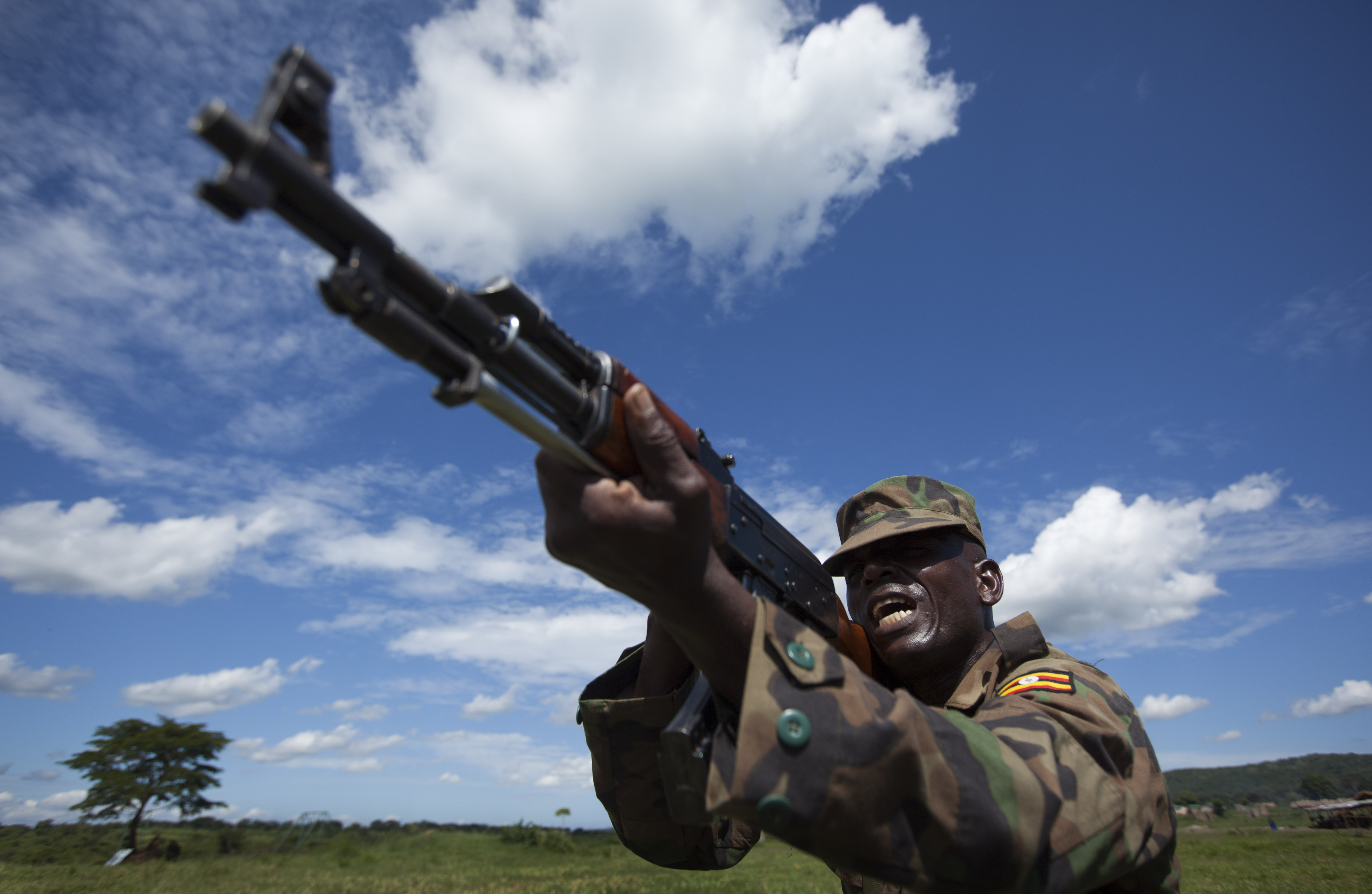 En soldat från Uganda People's defence force i vapenträning. Han ingår i den internationella styrka som slåss mot El Shabab i Somalia. 