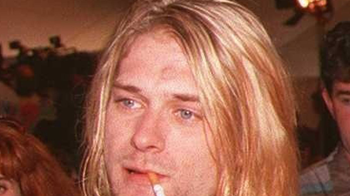 Den nya fotograferingen där Spencer återskapar omslagsfotograferingen ägde rum i The Rose Bowl Aquatics Center i Pasadena​. Här ser vi Kurt Cobain år 1993.