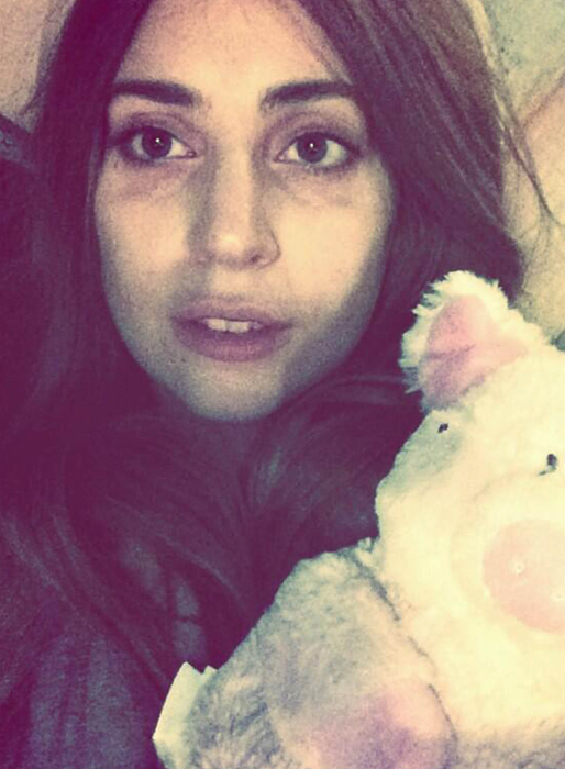 Lady Gaga gosar med ett gosedjur. Lady Gaga gosar med ett gosedjur.