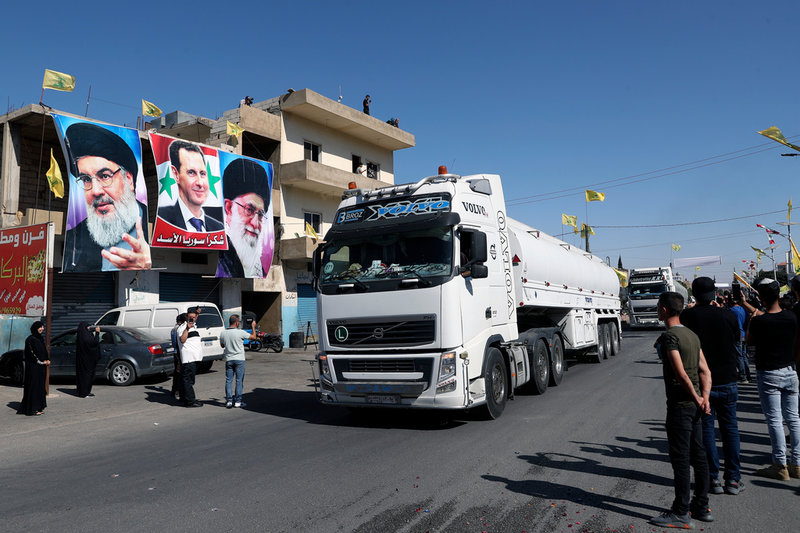 Hizbollah-anhängare firar när en konvoj med iranskt bränsle rullar in i Libanon i september 2021.