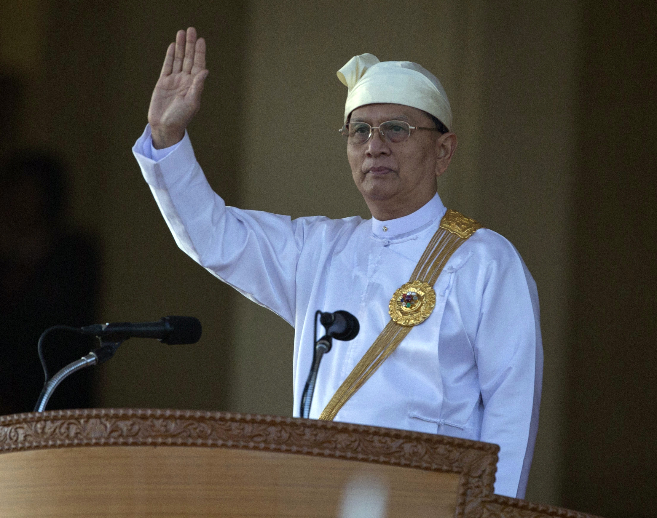 Burmas president Thein Sein och hans personal tyckte inte det var roligt och har bestämt sig för att straffa poeten.