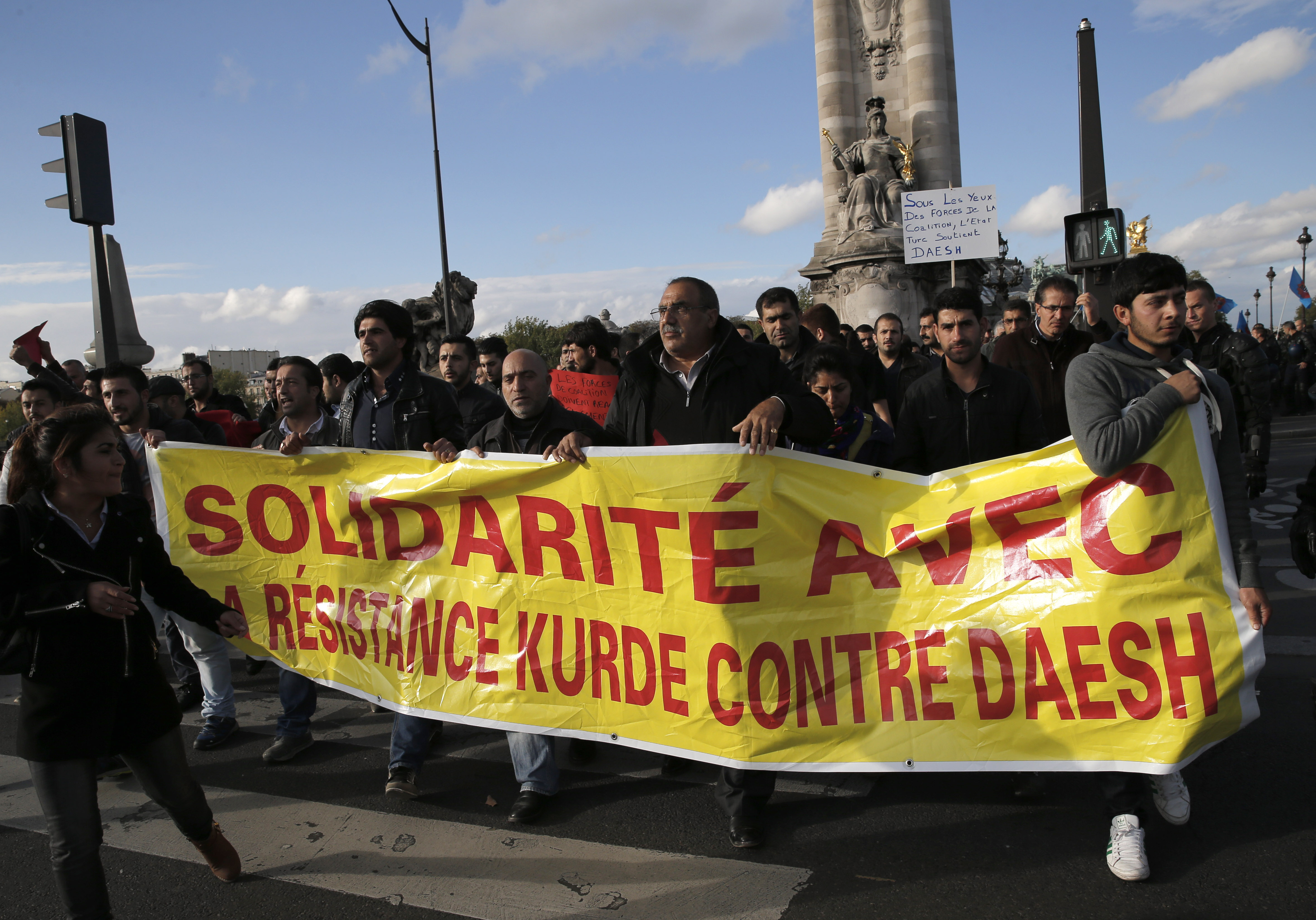 "Solidaritet med det kurdiska motståndet mot Daesh (IS)" står det på banderollerna när demonstranter tågar i Paris. "Solidaritet med det kurdiska motståndet mot Daesh (IS)" står det på banderollerna när demonstranter tågar i Paris.