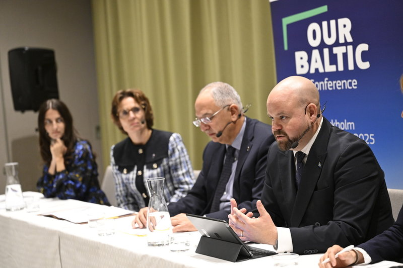 Klimat- och miljöminister Romina Pourmokhtari (L), EU-kommissionärerna Jessika Roswall (M) och Costas Kadis samt landsbygdsminister Peter Kullgren (KD) håller presskonferens på Clarion Hotel Arlanda flygplats i samband med Östersjökonferensen - Our Baltic Conference.