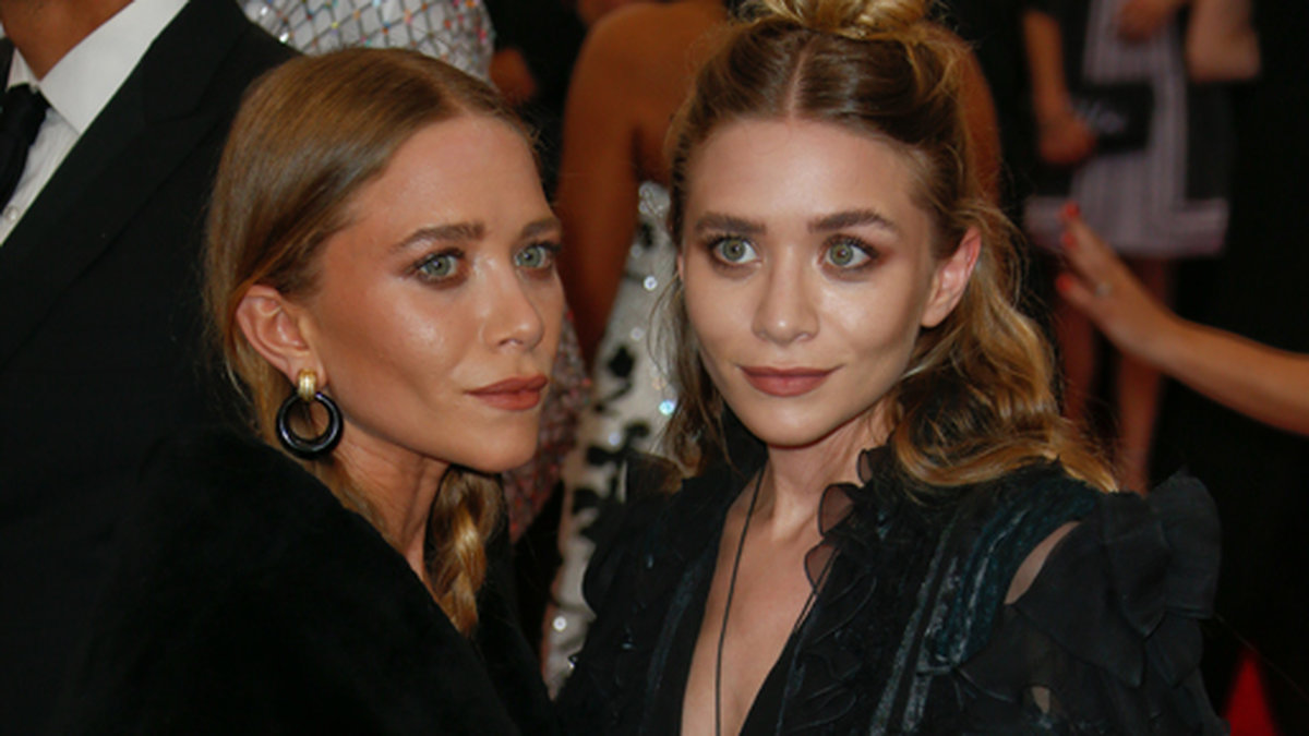 Mary-Kate Olsen och Ashley Olsen kom klädda i svart. 