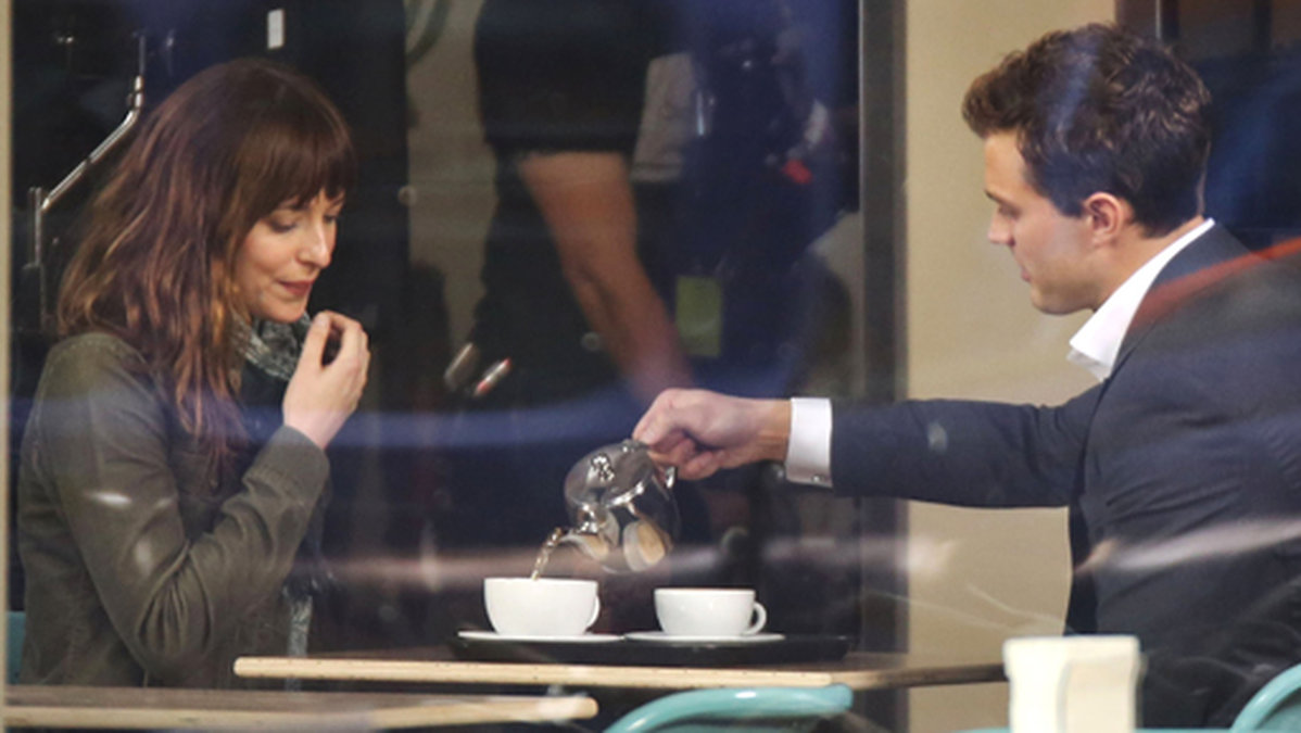 Anastasia Steele spelas av Dakota Johnson. Här filmar de en scen på ett café.