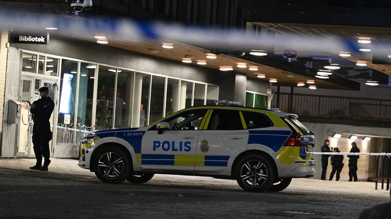 Polisen har spärrat av ett större område i centrala Fruängen och utreder händelsen som försök till mord och grovt vapenbrott.