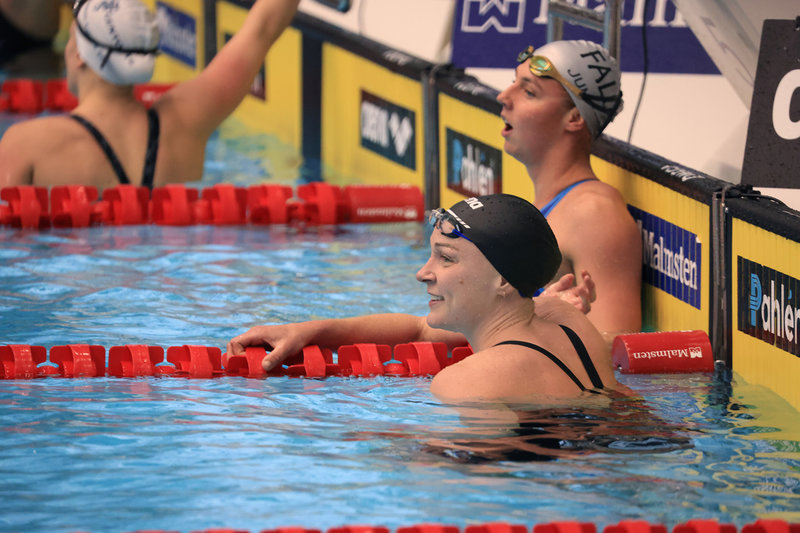 Sarah Sjöström i förgrunden och tvåan Sara Junevik som har greppet om den andra VM-platsen på 50 meter fjäril.