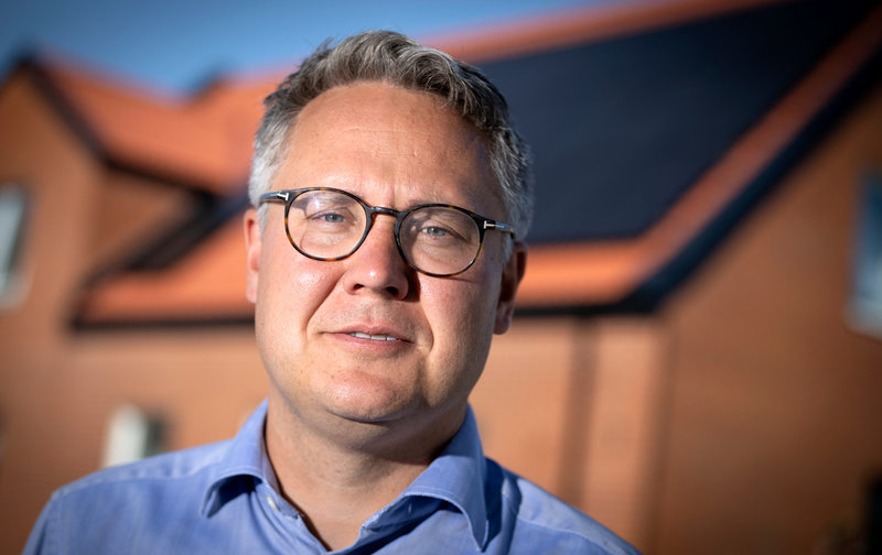 Bostadsminister Johan Danielsson (S) vid ett besök i Skurups kommun i veckan.