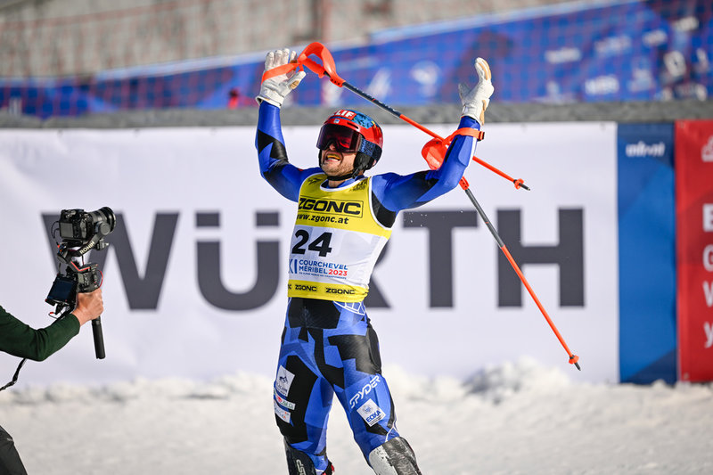 Grek-amerikanen AJ Ginnis vrålar ut sin glädje över VM-silvret.