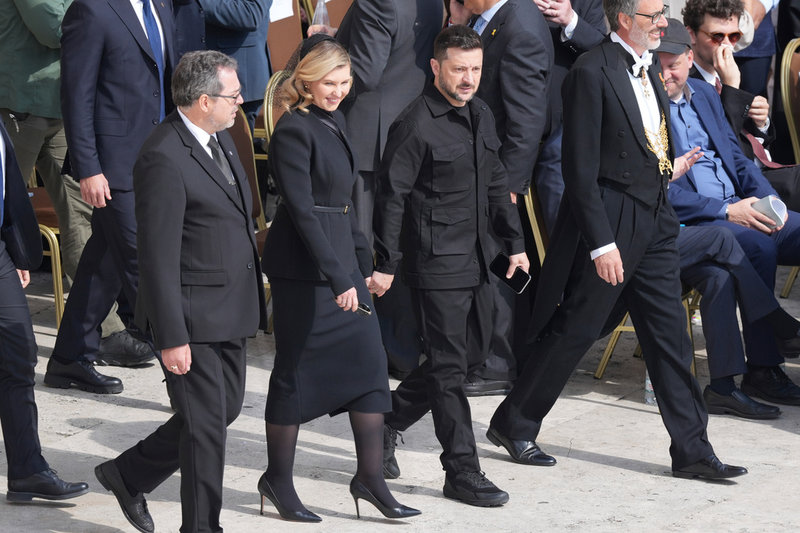 Ukrainas president Volodymyr Zelenskyj och frun Olena Zelenska närvarade vid påvens installationsceremoni.