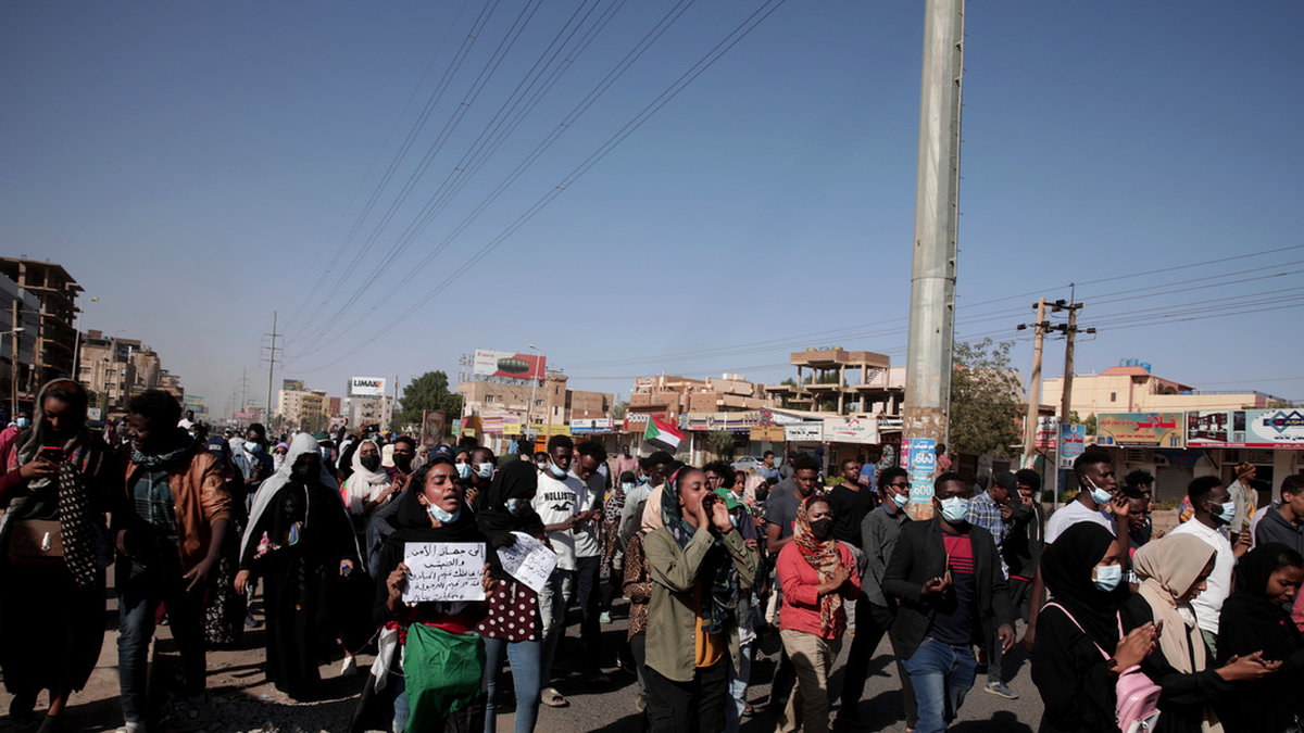 Demonstranter i Sudans huvudstad Khartum på måndagen.