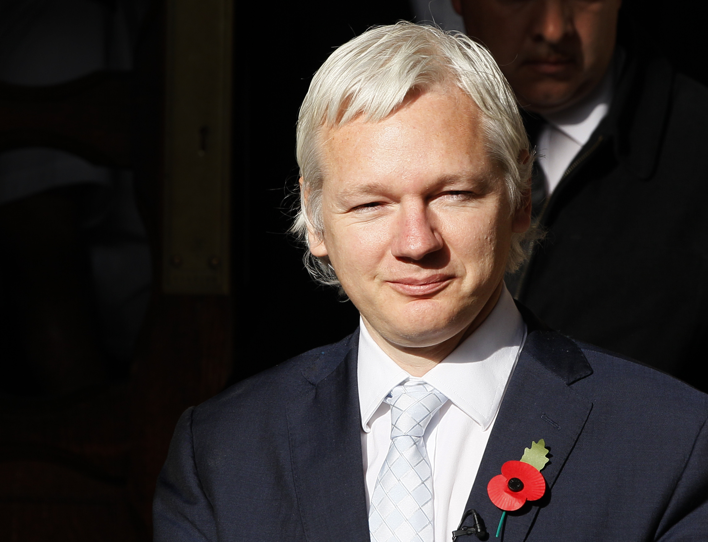 Vad tror du Julian Assange får i födelsedagspresent?