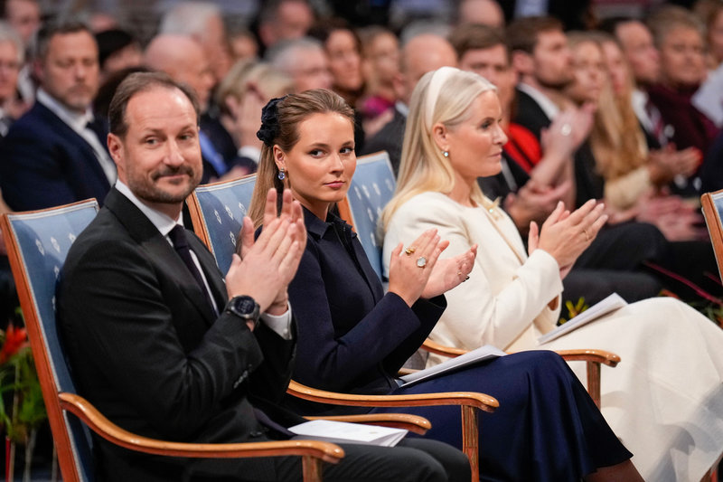 Norges kronprins Haakon, prinsessan Ingrid Alexandra och kronprinsessan Mette-Marit på plats under prisutdelningen i Oslo rådhus.