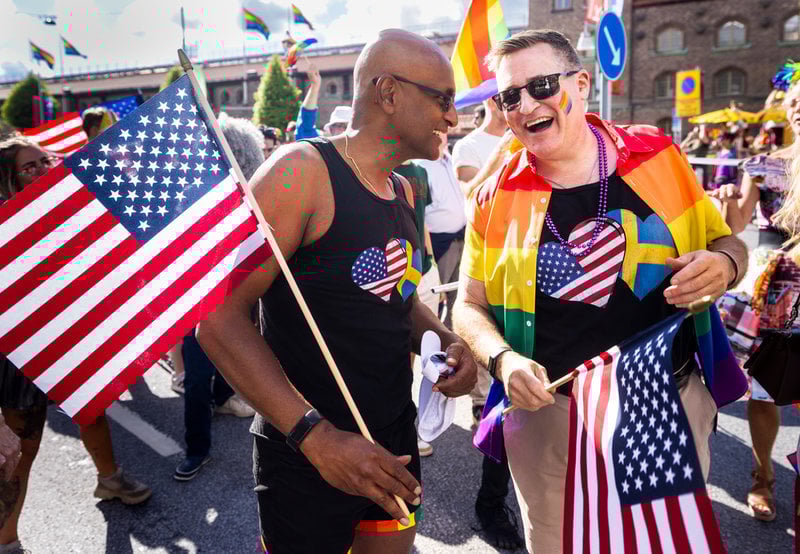 USA:s tidigare Sverigeambassadör Erik Ramanathan, till höger, tillsammans med sin partner Ranesh Ramanathan vid årets prideparad i Stockholm.