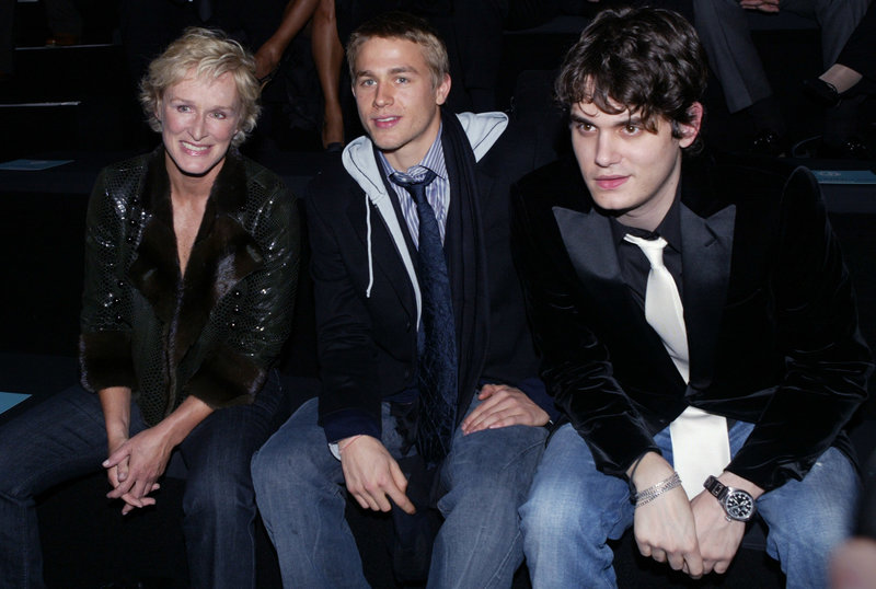 Charlie Hunnam (i mitten) med Glenn Close (t.v) och John Mayer (t.h) 2005. Foto: Kathy Willens/AP/TT