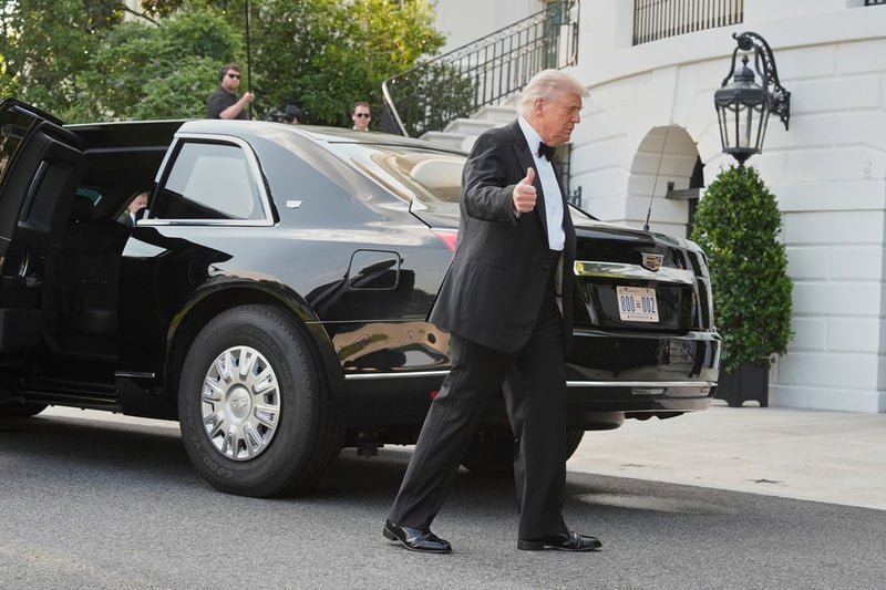 En stark ledare, men inte vidare ärlig, enligt mätningen. Bilden på Donald Trump vid presidentlimousinen togs utanför Vita huset i veckan.