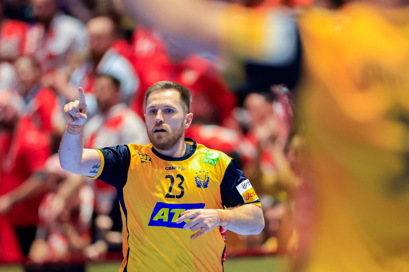 "Han är kanske bäst i världen när man tar ihop både anfall och försvar", säger högernian Albin Lagergren om mittnian och spelmotorn Felix Claar.