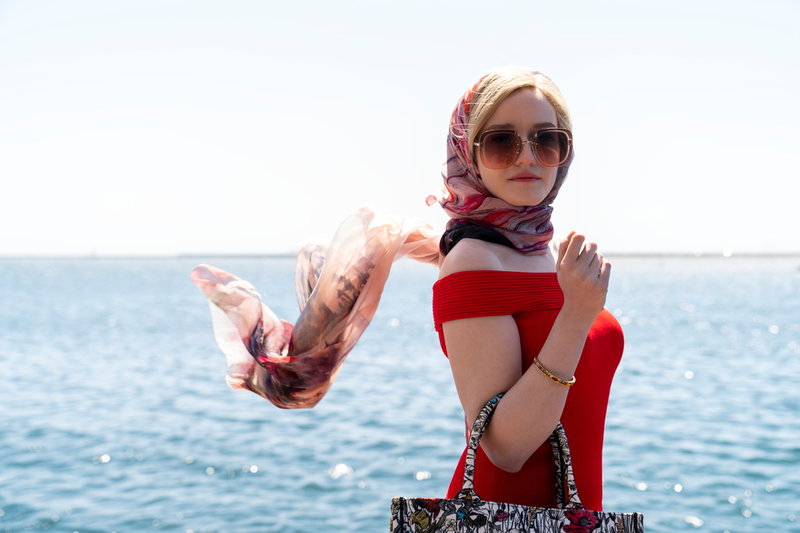 Julia Garner som Anna Delvey i 'Inventing Anna'.