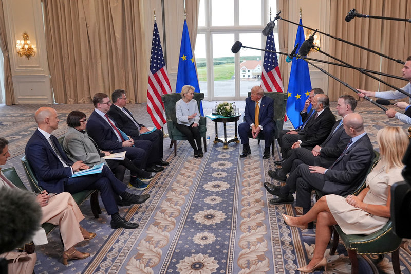 EU-kommissionens ordförande Ursula von der Leyen och USA:s president Donald Trump med staber under mötet på Trumps golfresort Turnberry söder om Glasgow på söndagen.
