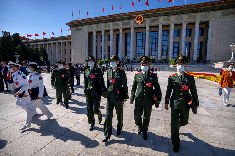 Militärer lämnar kongressens öppningsceremoni i Peking.