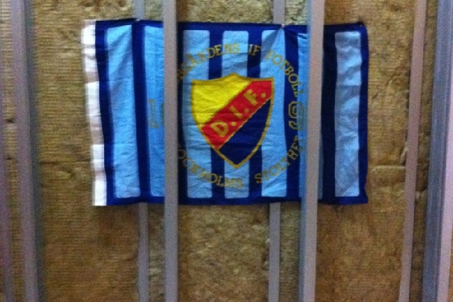 En flagga har placerats i Svenska Fotbollförbundets loge, som överblickar planen.
