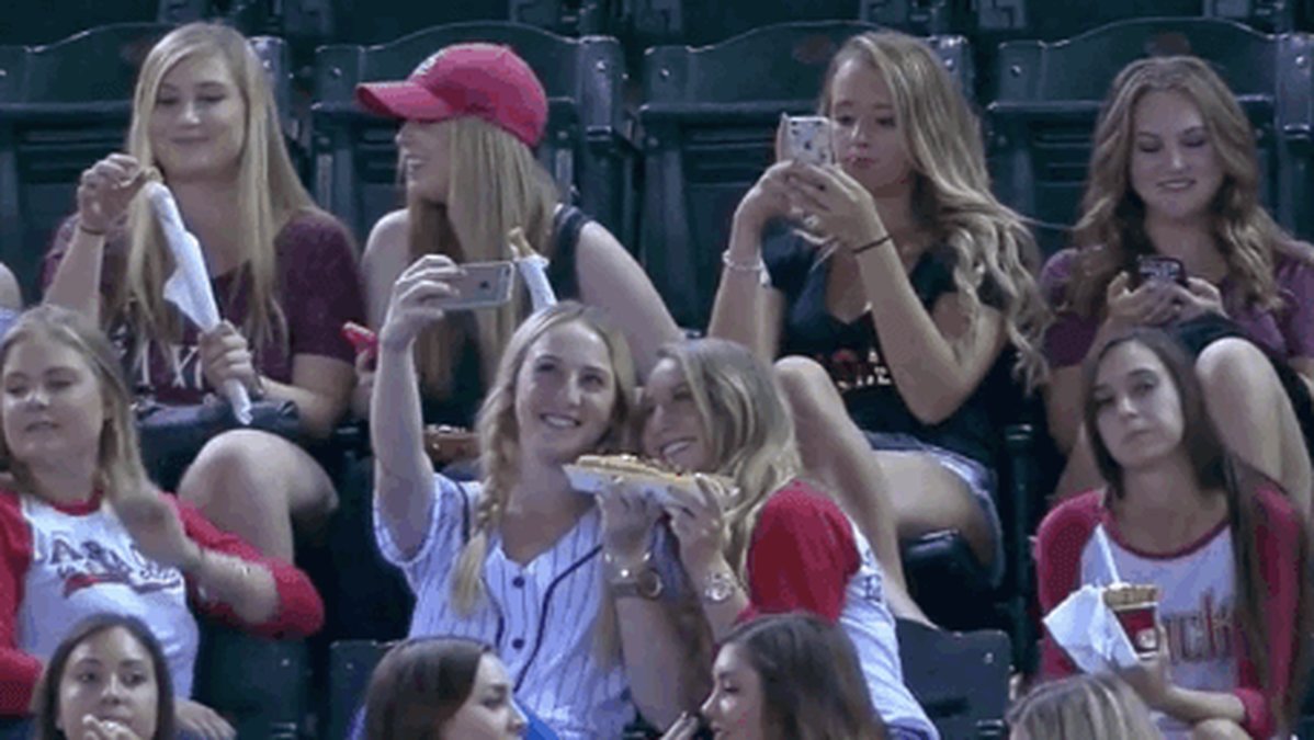 Tjejerna tog selfies under en basebollmatch. 