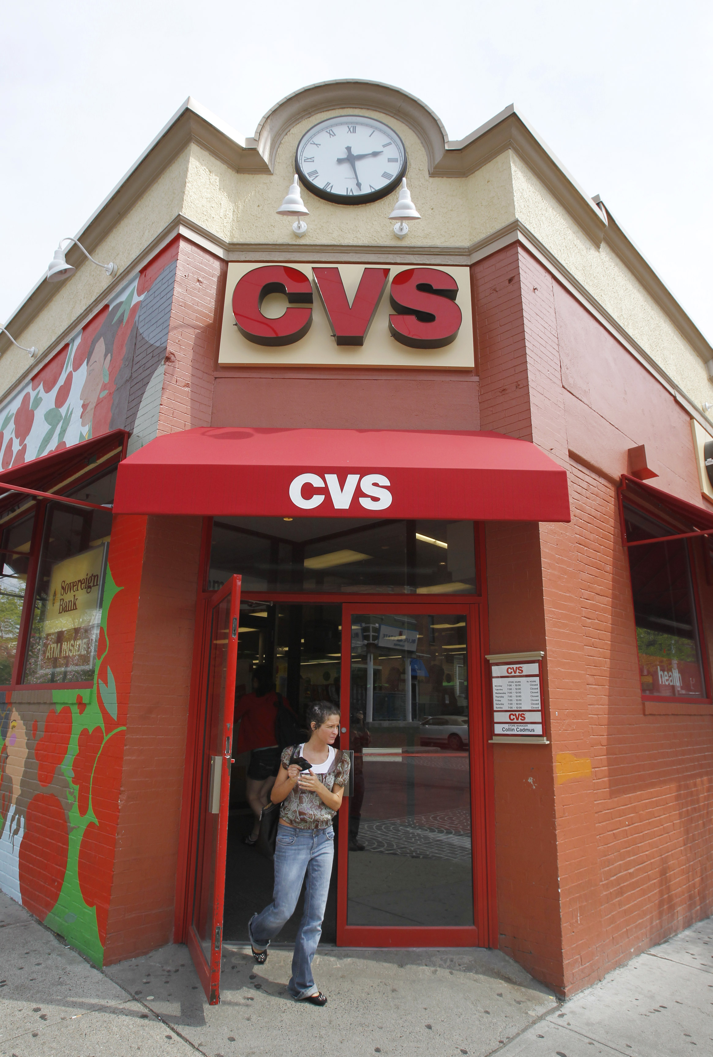 . . . CVS. 26-åringen har fått sparken från affären.