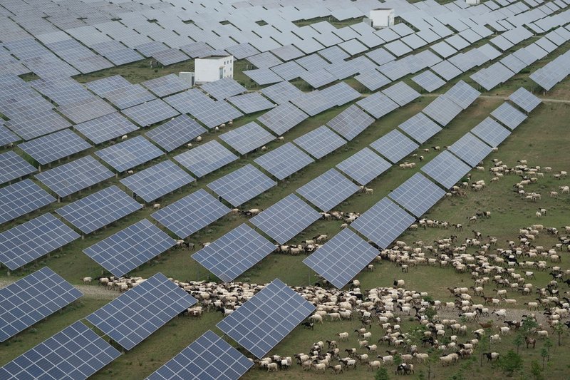 Större delen av jättesolparken i Qinghai är redan klar, och levererar el.