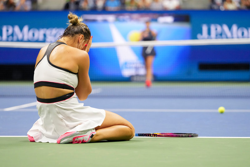 Aryna Sabalenka föll ihop på planen efter segern mot Amanda Anisimova.
