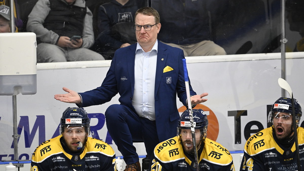 Södertäljes tränare Magnus Bogren har lite att fundera på efter den första kvartsfinalen i hockeyallsvenskans slutspel. Arkivbild.