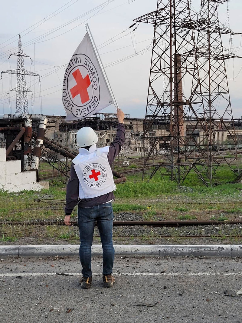 En medarbetare för Internationella rödakorskommitténs (ICRC) närmar sig stålverket Azovstal inför evakueringen av civila.