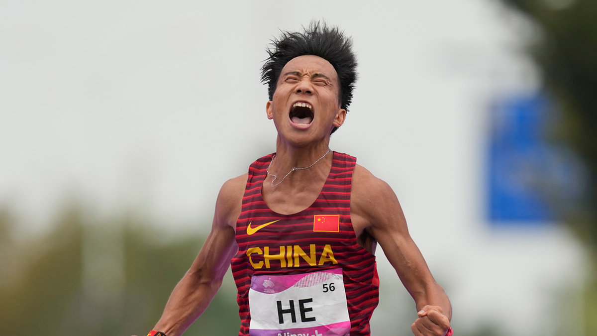 Kinas He Jie tog hem söndagens halvmaraton i Peking, men på upploppet såg han ut att få segern till skänks av tre medlöpare. Arkivbild.