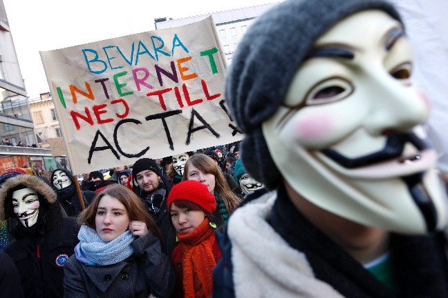 Många valde att komma anonyma i Guy Fawkes-masker, Anonymous symbol.