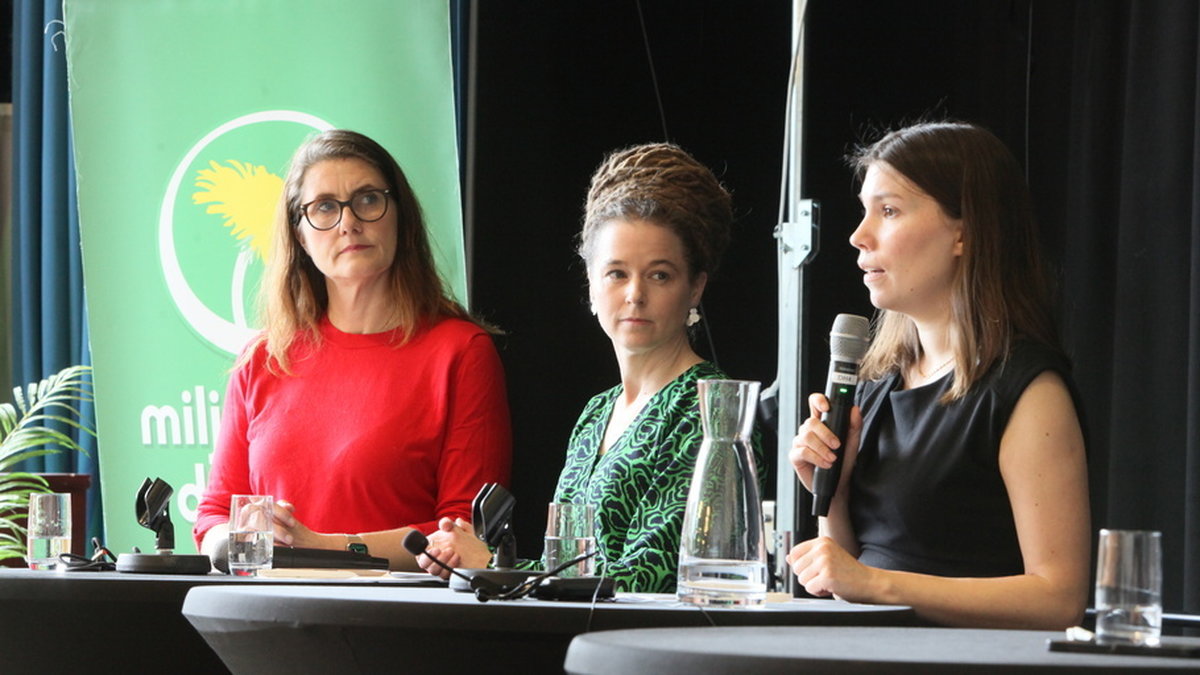 De tre kandidaterna till den kvinnliga språkrörsposten, Janine Alm Ericson, Amanda Lind och Annika Hirvonen, frågas ut i Göteborg. Pressbild.